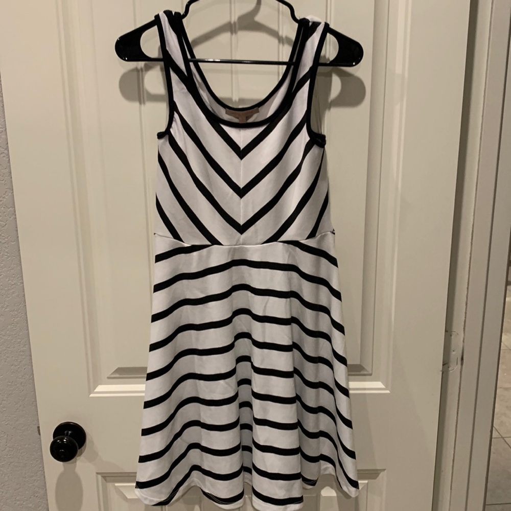 L sleeveless dress